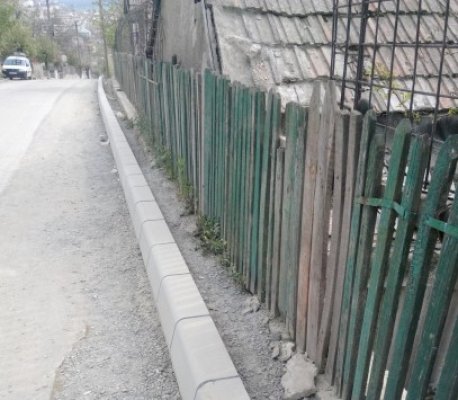 Locuitorii din Cernavodă iau lecţii de echilibristică: au nişte trotuare de te apucă groaza